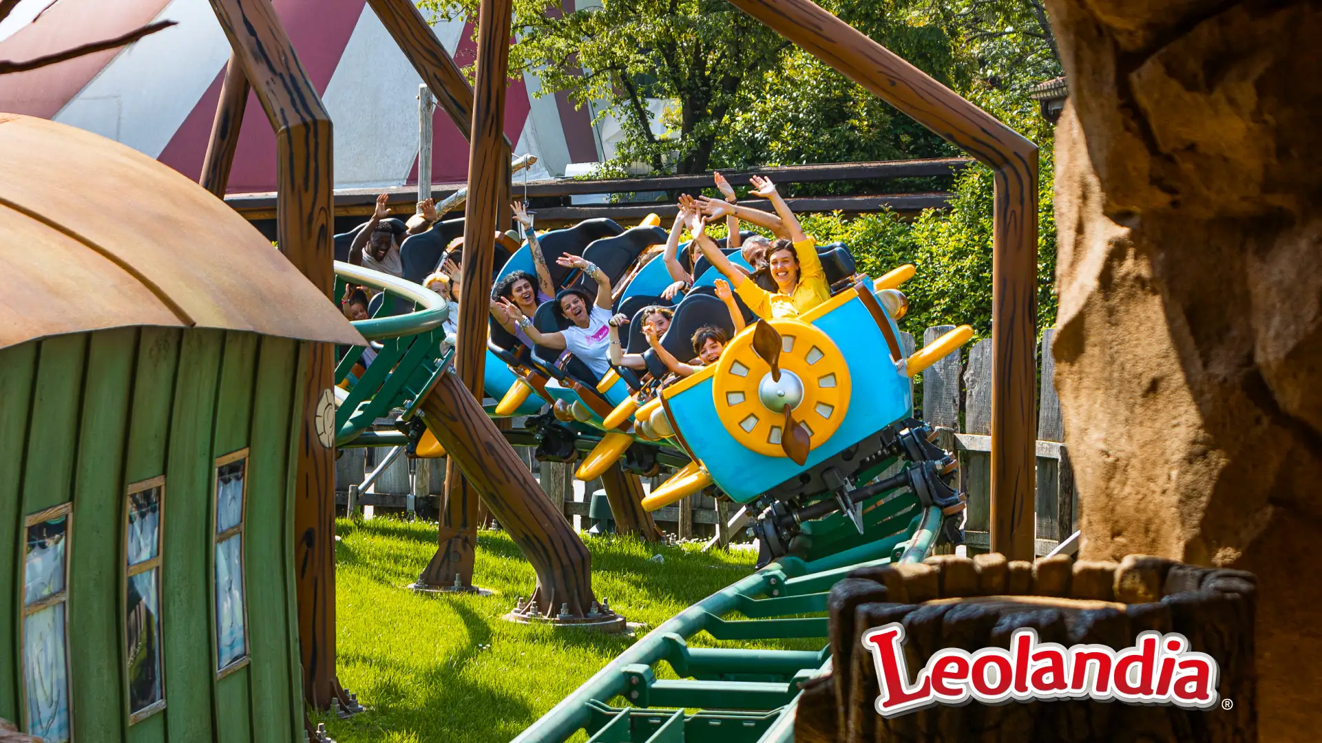 Nell'immagine c'è una delle attrazioni di Leolandia ossia una montagna russa con i vagoni a forma di aeroplanini
